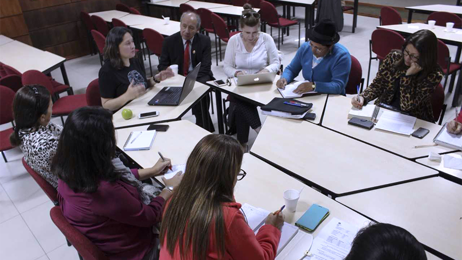 María Sol Villagómez y Aurora Iza en la mesa de diálogo sobre gestión académica