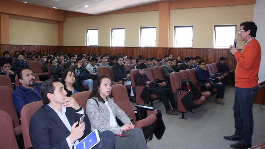 El profesor Edy Ayala sustentando una conferencia magistral en la IV Conferencia de Ingenierías UPSCON - 2017