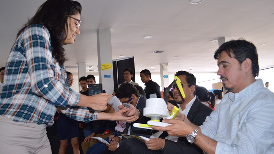 Integrante del grupo TRAC-TRONIC-GIRLS presenta prototipo al Vicerrector de la sede Guayaquil