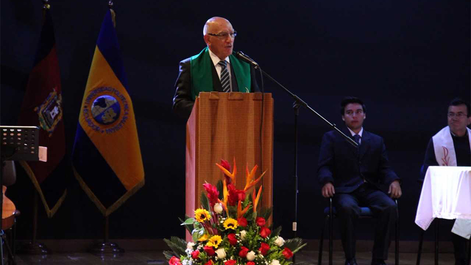 Father Javier Herrán, UPS president, during mass