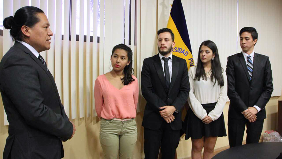 Vicerrector(e) de la Sede Cuenca Wilson Quintuña en la posesión de la nueva directiva: (de izq.) Dayanara Alcívar, Eduardo Espinoza, Tatiana Cárdenas y Pablo Torres