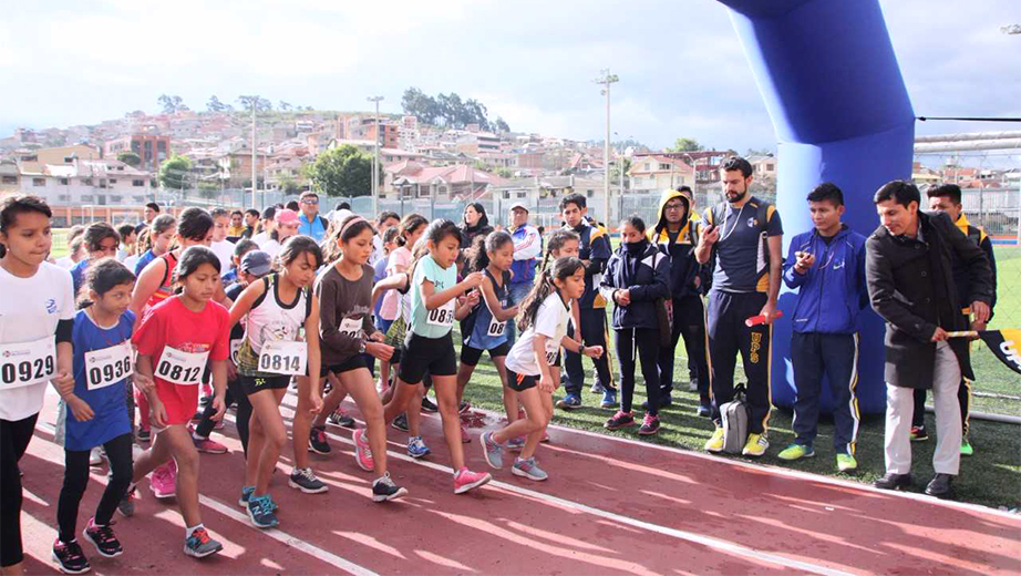 El campeón olímpico Jefferson Pérez Quezada (d) da la partida a las atletas de la categoría 12-13 años