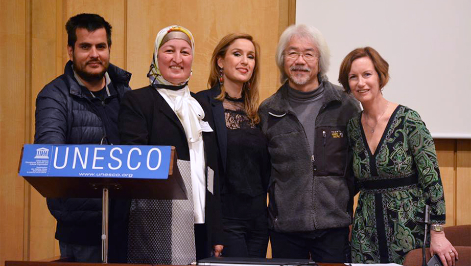 Augusto Rodríguez (i), junto a varios literatos en el Encuentro Mundial de la Poesía