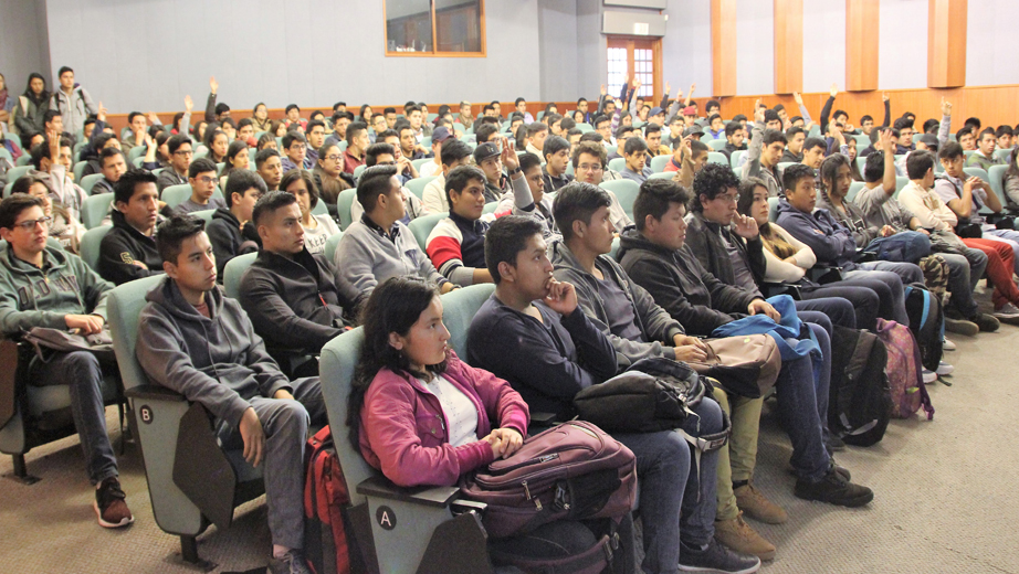 Estudiantes en la inauguración Tutorías de Verano