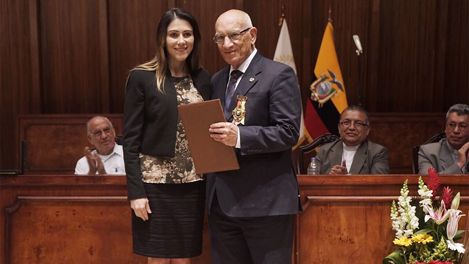 Padre Javier Herrán recibiendo la condecoración 