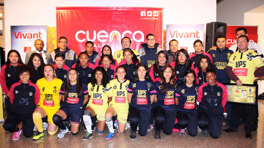 Equipo  y cuerpo técnico UPS-Carneras con los nuevos uniformes