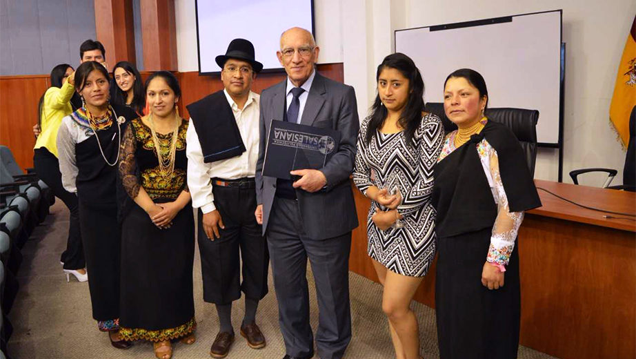 P. Javier Herrán, rector de la UPS, con estudiantes de la carrera de Gestión para el Desarrollo Local Sostenible