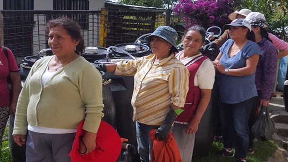 Habitantes de la parroquia en el momento de recibir los biodigestores construidos por los estudiantes de Biotecnología de la UPS-Cuenca