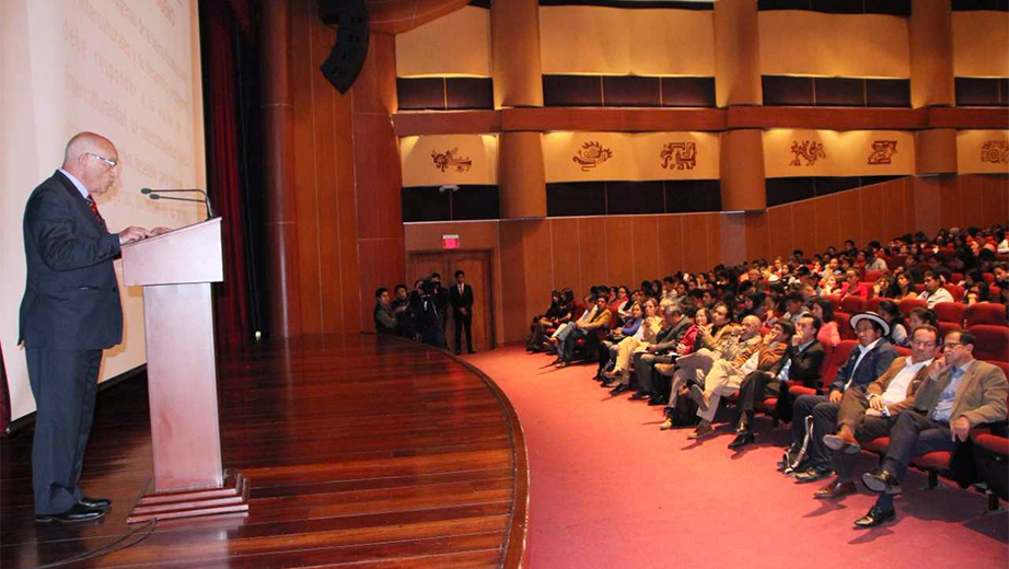 P. Javier Herrán durante su intervención