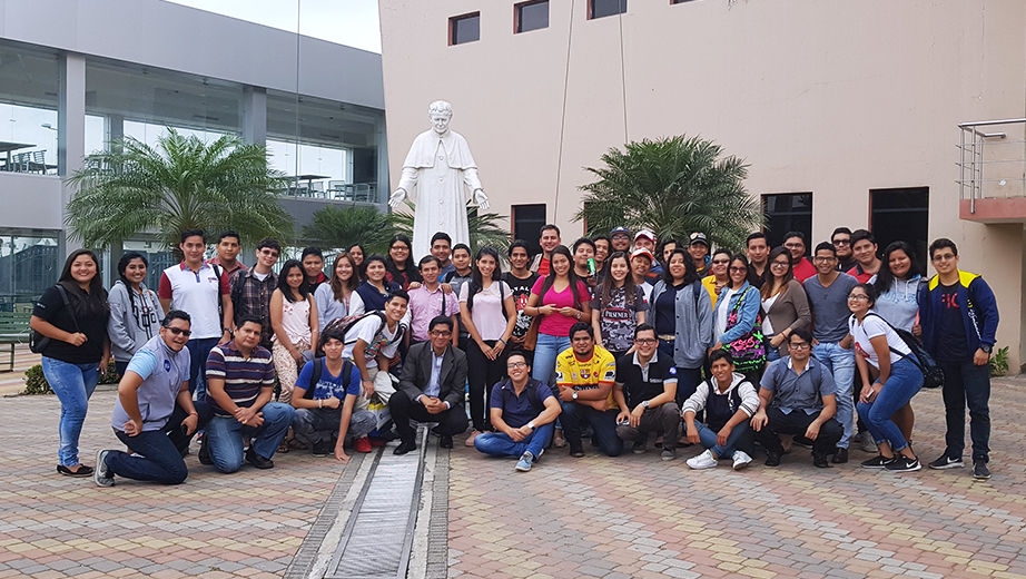 Foto grupal de los estudiantes de los diversos grupos ASU