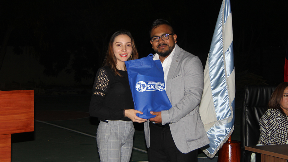 Entrega de souvenirs a los nuevos maestrantes de la sede Guayaquil
