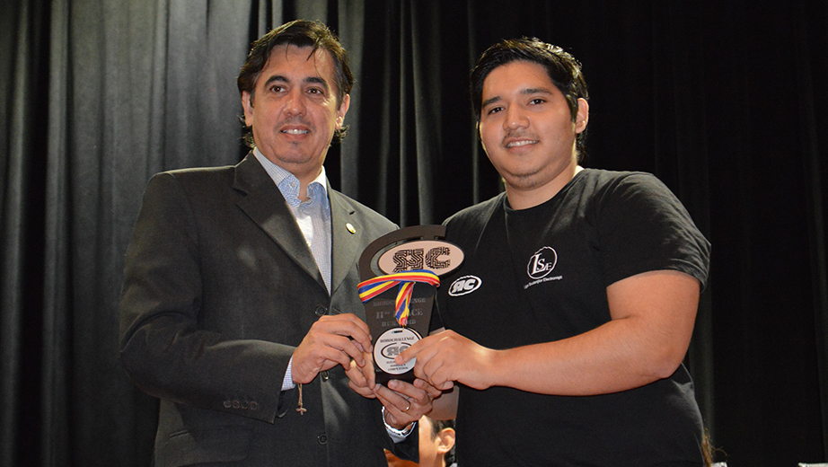 Andrés Bayolo, vicerrector de la Sede Guayaquil, entrega reconocimiento al club de robótica por su destacada participación en el Robochallenge 2018