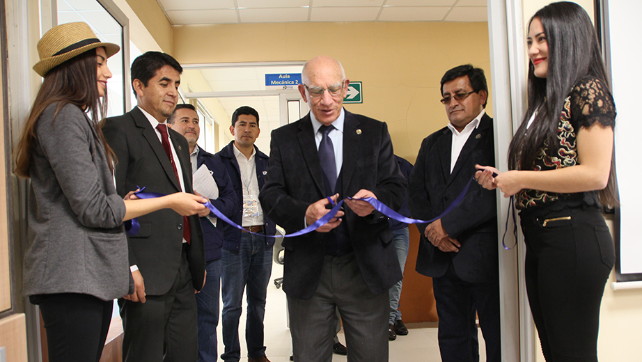 Autoridades y docentes de la UPS realizando un recorrido en el nuevo Laboratorio de Prototipado.