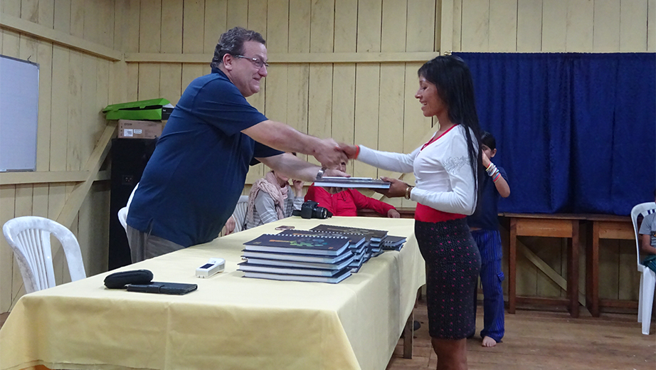 José Juncosa felicita a Yanchap Melina Peas Maich por la conclusión de sus estudios de tercer nivel