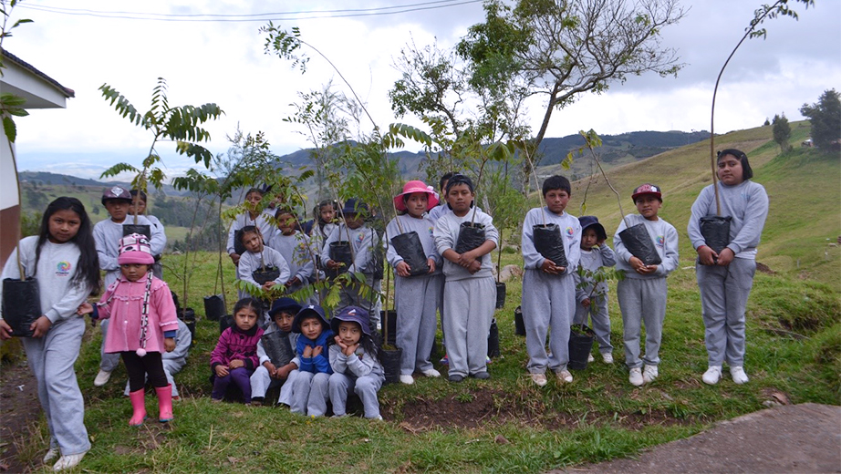 Alumnos de la escuela José Rafael Burbano con los árboles que fueron sembrados