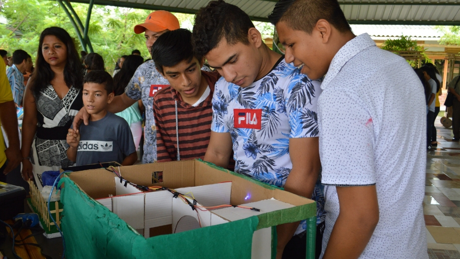 Exhibición de casa a escala con sistema domótica