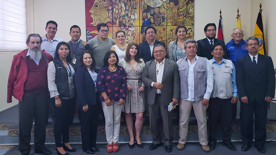 Inspector de los Salesianos en Ecuador, P. Francisco Sánchez (c) educadores y voluntarios del proyecto Salesiano, autoridades de la UPS y representantes del Ministerio de Inclusión Económica y Social