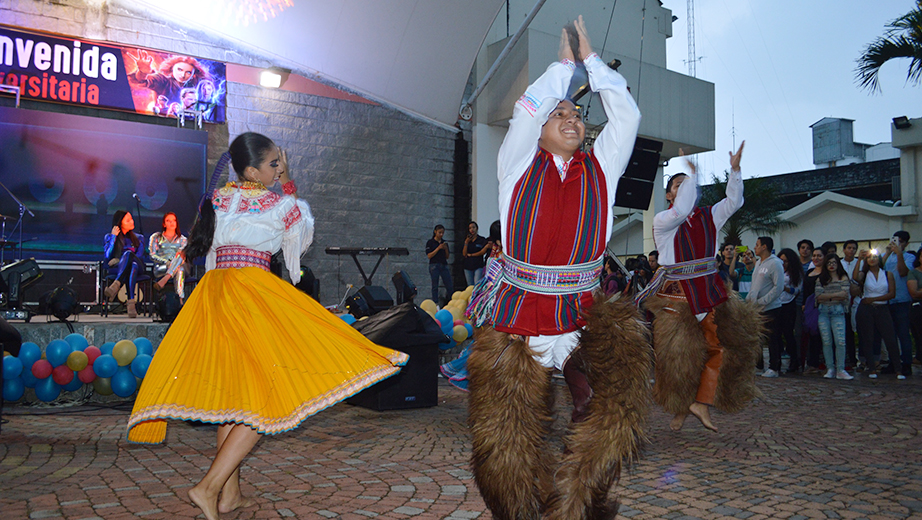 Grupo de danza folclórica de la sede Guayaquil