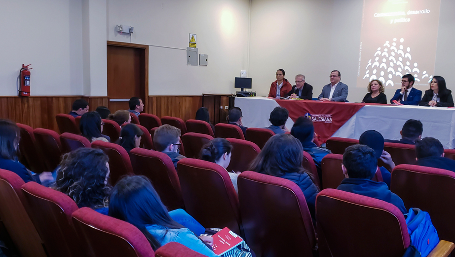 Estudiantes de Comunicación presentes en la presentación del libro