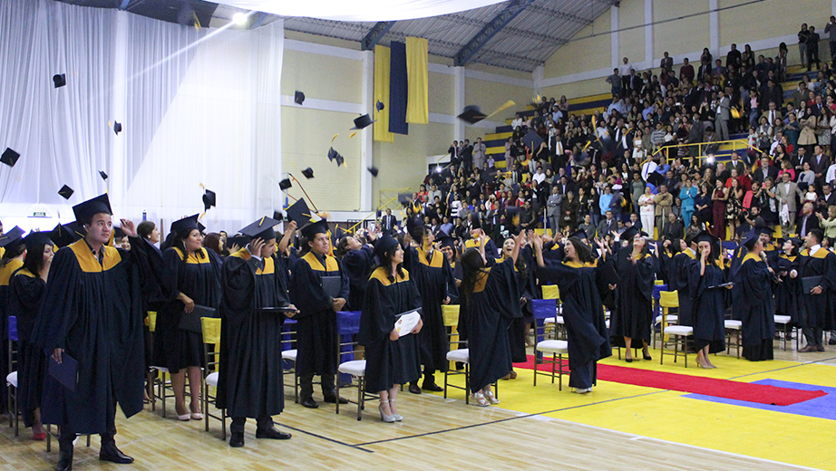 Estudiantes de Educación Intercultural Bilingüe reciben sus títulos de tercer nivel