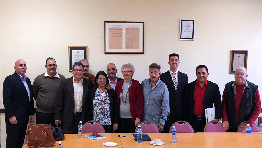 Freddy Rivera Calle (c) (dere.) con los miembros del jurado luego de la sustentación de su tesis doctoral