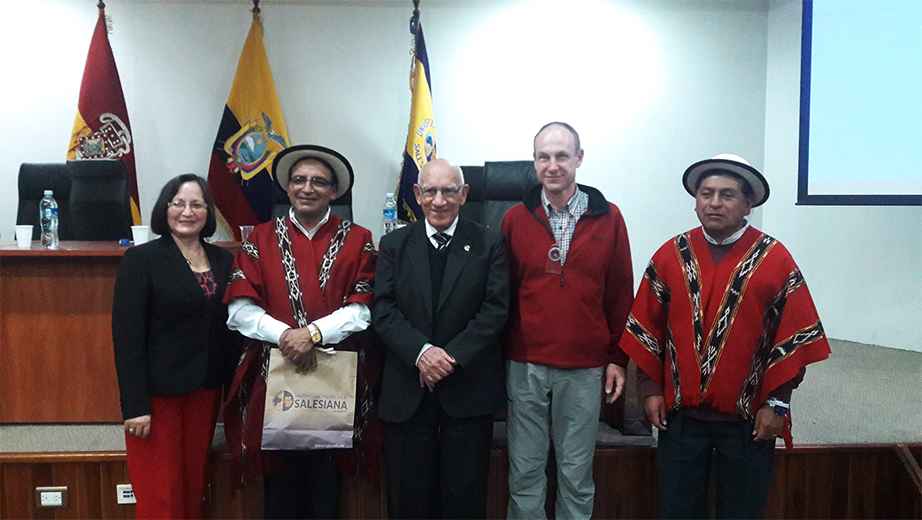 De izq. Victoria Jara, directora de la carrera de Pedagogía, Rafael Duchi, P. Javier Herrán,  Miroslav Valês y José Acero