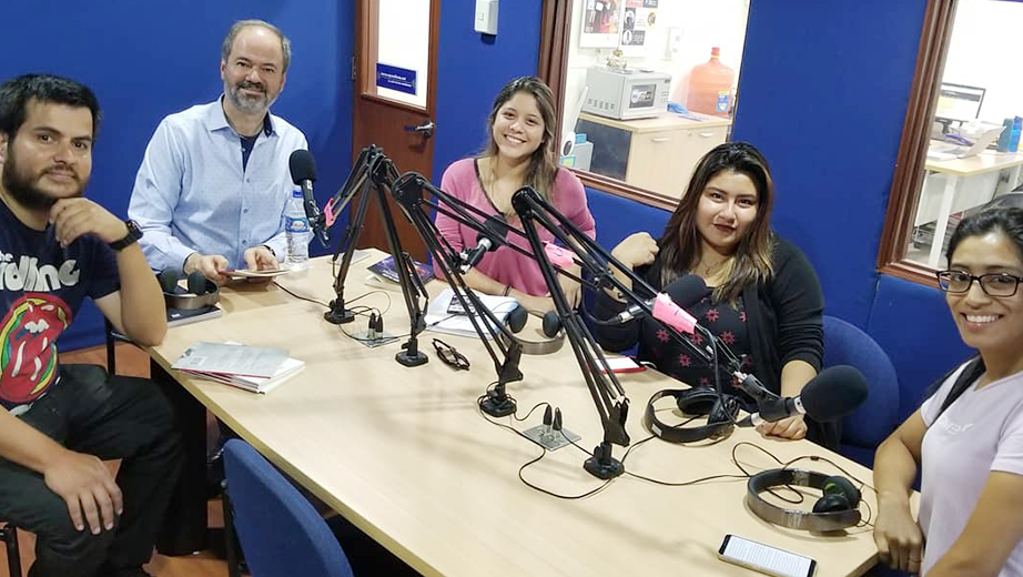 Entrevista realizada por los estudiantes en la radio on line de la UPS