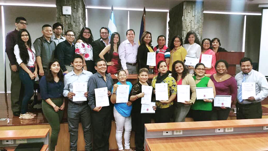 Participantes del curso recibieron su certificado de aprobación