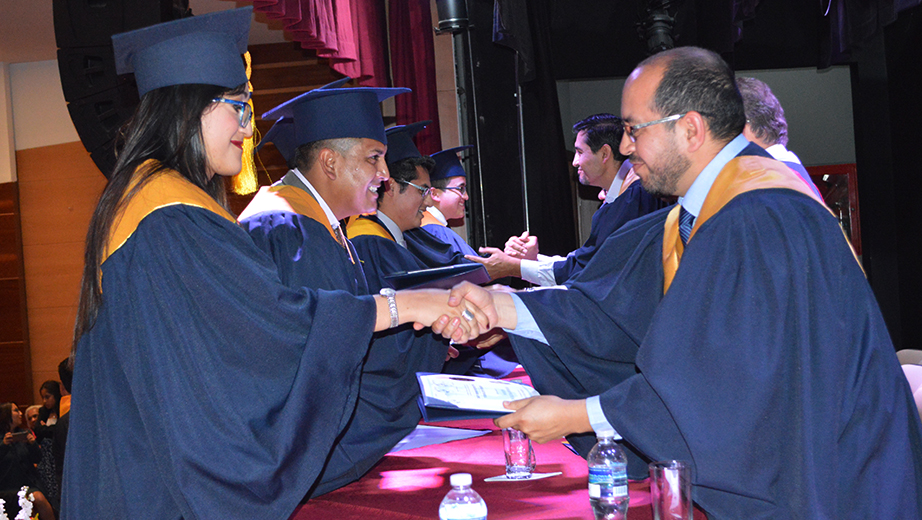 Investidura y entrega de títulos a los nuevos profesionales en el Aula Magna del campus Sur