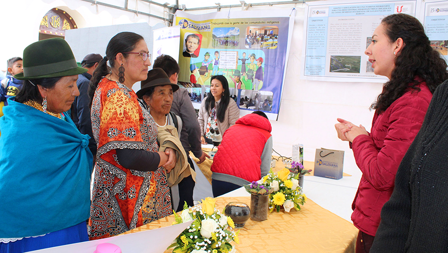 Students and professors presenting the projects