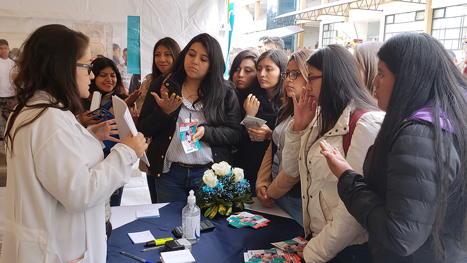 Estudiantes reciben información sobre la correcta alimentación