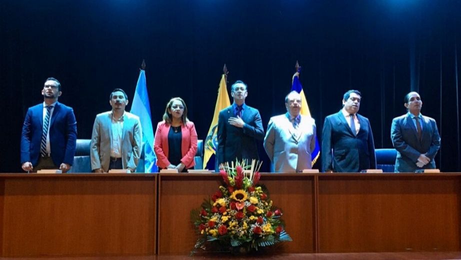 Mesa directiva durante el acto de presentación de los textos académicos