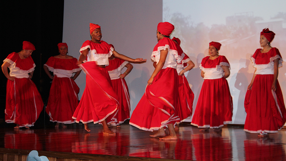 Estudiantes de Educación Inicial bailan 