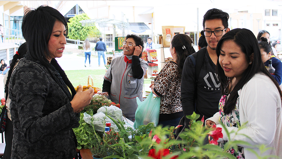 Estudiantes de la UPS asisten a la bioferia agroecológica