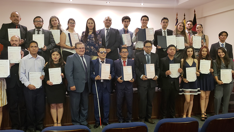 Estudiantes, docentes y personal administrativo reciben el certificado de suficiencia y certificado internacional Cambridge