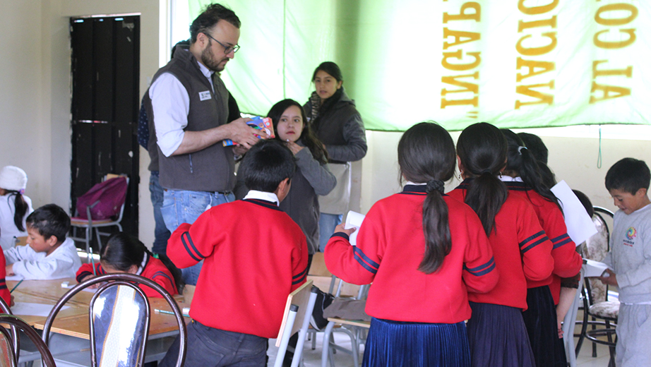 Vladimir Robles junto a niños y niñas del establecimiento educativo en la comunidad de Huayrapungo provincia del Cañar