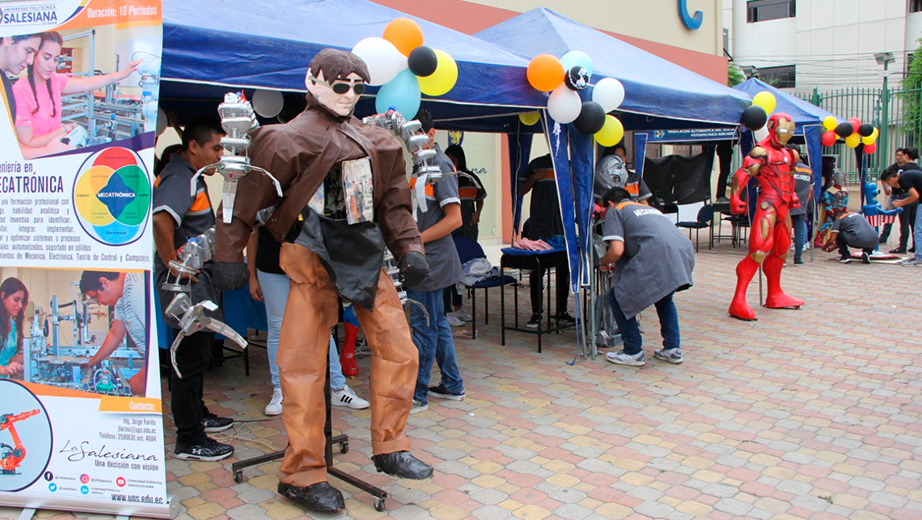 Los estudiantes de la carrera de Mecatrónica se preparan para la presentación de sus monigotes mecatrónicos