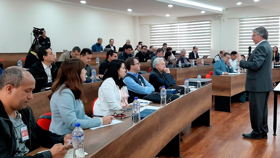 P. Marcelo Farfán, coordinador de las IUS, explica la metodología del curso