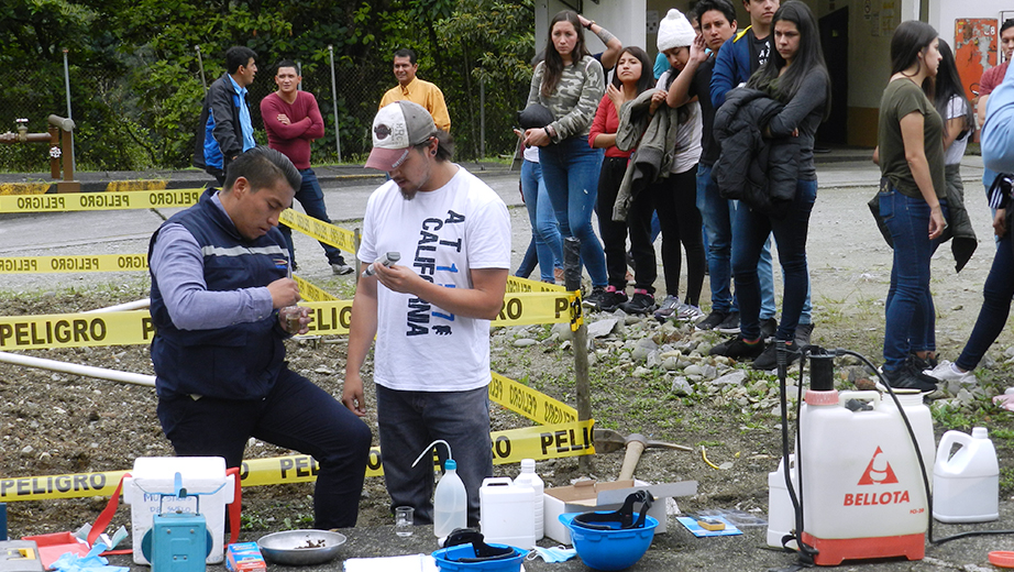 Técnico de la Central Paute y estudiantes de la UPS durante las pruebas de diagnóstico