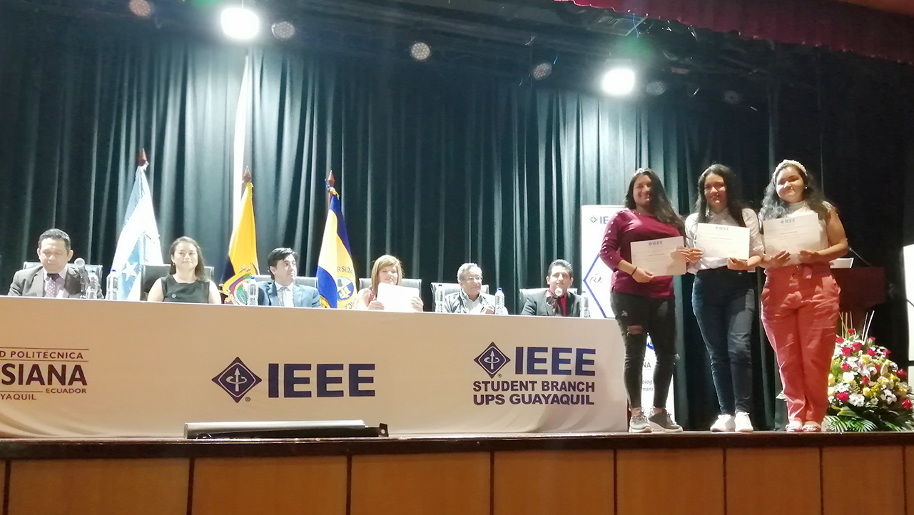Entrega de certificados de agradecimiento a estudiantes voluntarias de IEEE