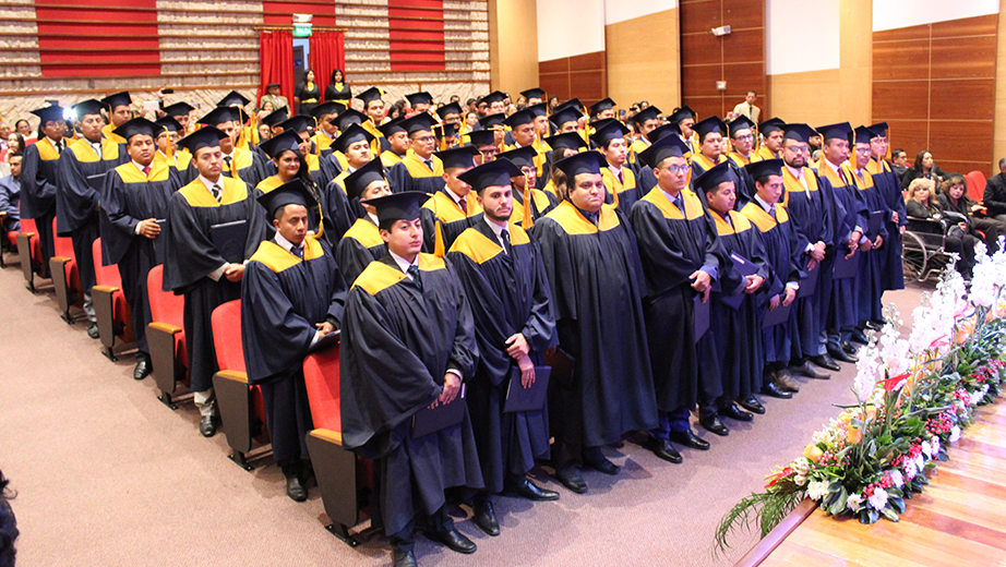 Graduados reciben su título de tercer nivel en el campus Sur