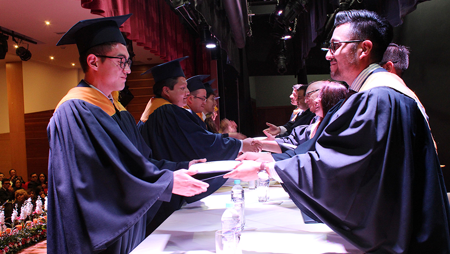 Graduados reciben su título de tercer nivel en el campus Sur