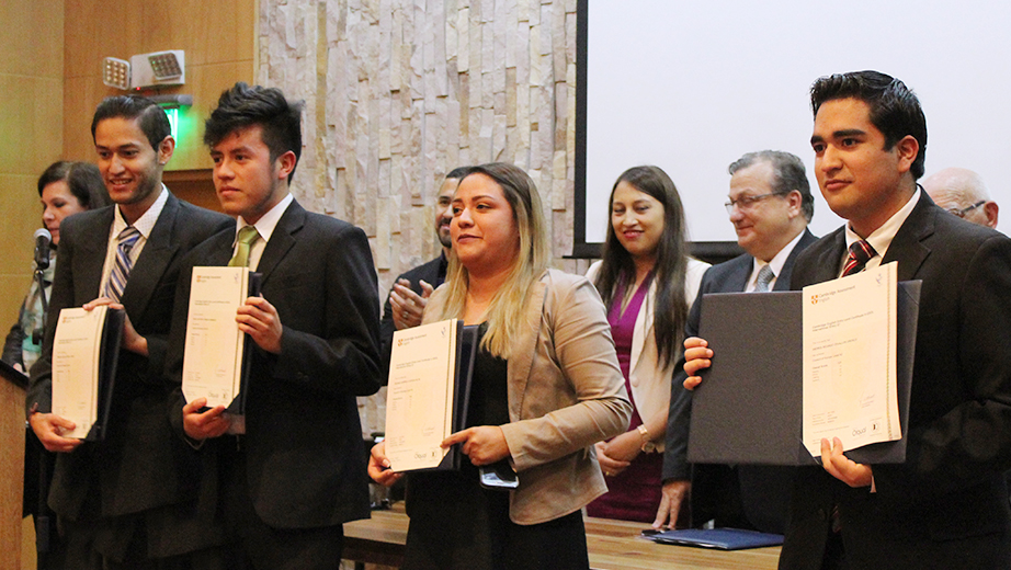 Estudiantes, administrativos y docentes reciben certificados internacionales Cambridge