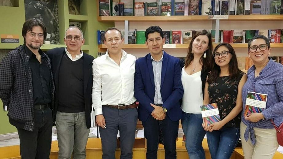 Tercero desde la izq. Fabián Saltos, autor; Blas Garzón, Laura Falceri y maestrantes de la UPS