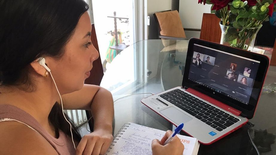 Estudiante de la sede Guayaquil en el inicio de sus clases virtuales