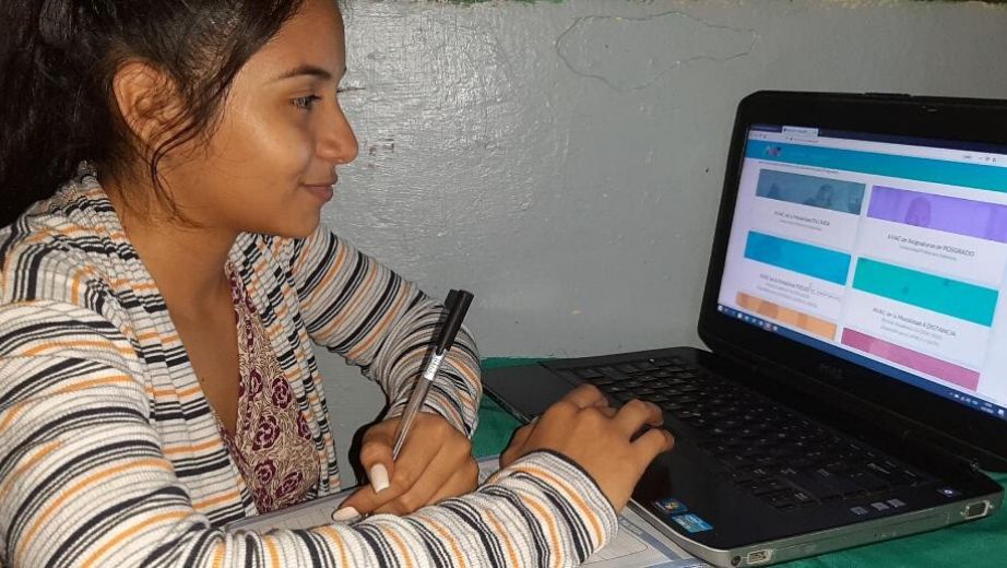 Estudiante de la sede Guayaquil en el inicio de sus clases virtuales
