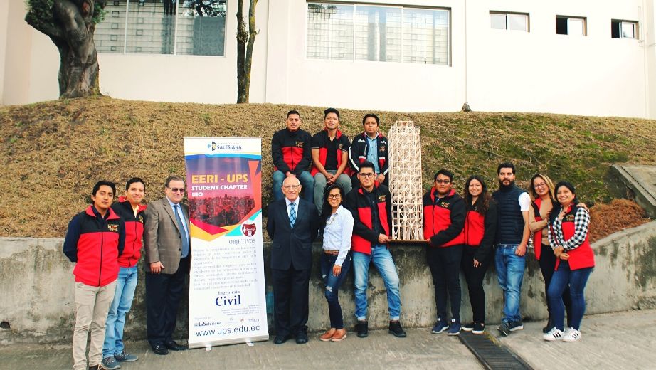 Grupo de Investigación Earthquake Engineering Research Institute de la UPS (EERI), junto al P. Javier Herrán, rector; José Juncosa, vicerrector de sede y Gabriela Soria, directora de carrera