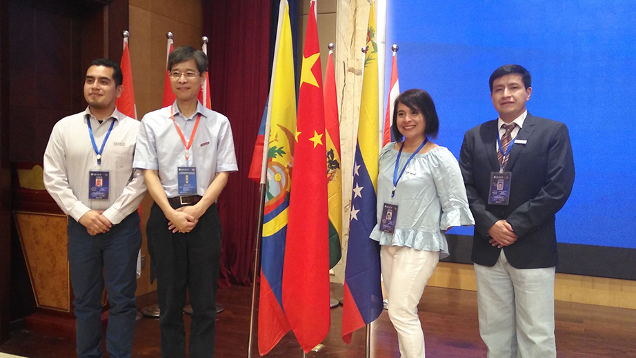 Integrantes del Grupo de investigación GIDTEC presentando sus investigaciones en congreso internacional en China