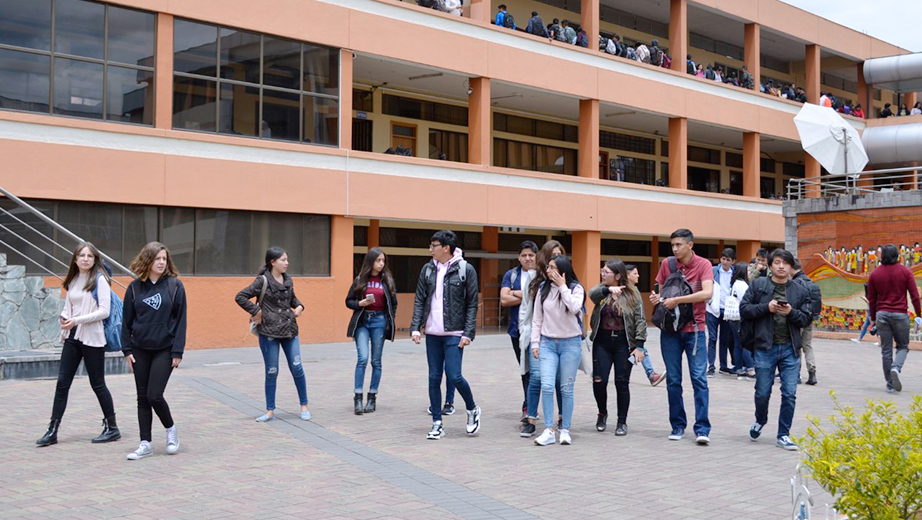 Estudiantes recorren por las instalaciones de la sede Cuenca