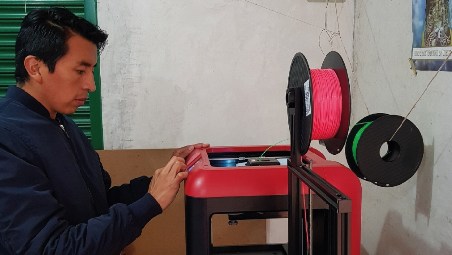 Impresión de los protectores faciales en 3D. con Gustavo Caiza, docente a cargo del proyecto